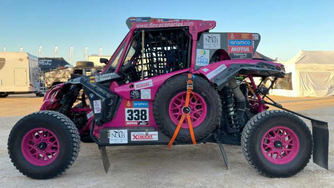 Este es el buggy que irá a Dakar en representación de la lucha contra el cáncer de mama y la detección precoz de la enfermedad. Dakar por la Vida