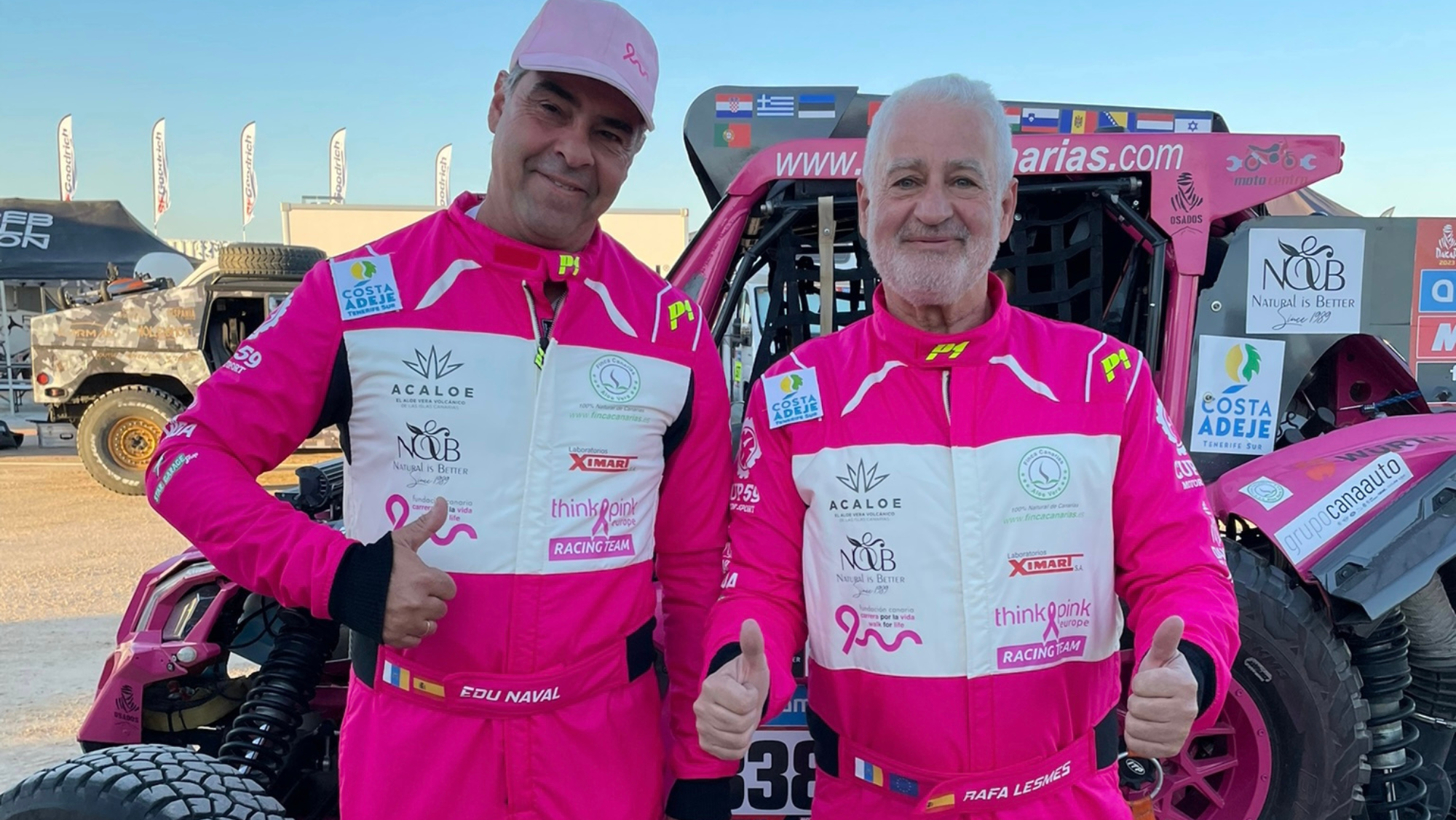 Los canarios Rafa Lesmes y Eduardo Naval, embajadores de THINK PINK EUROPE en Arabia Saudí./ Dakar por la Vida 