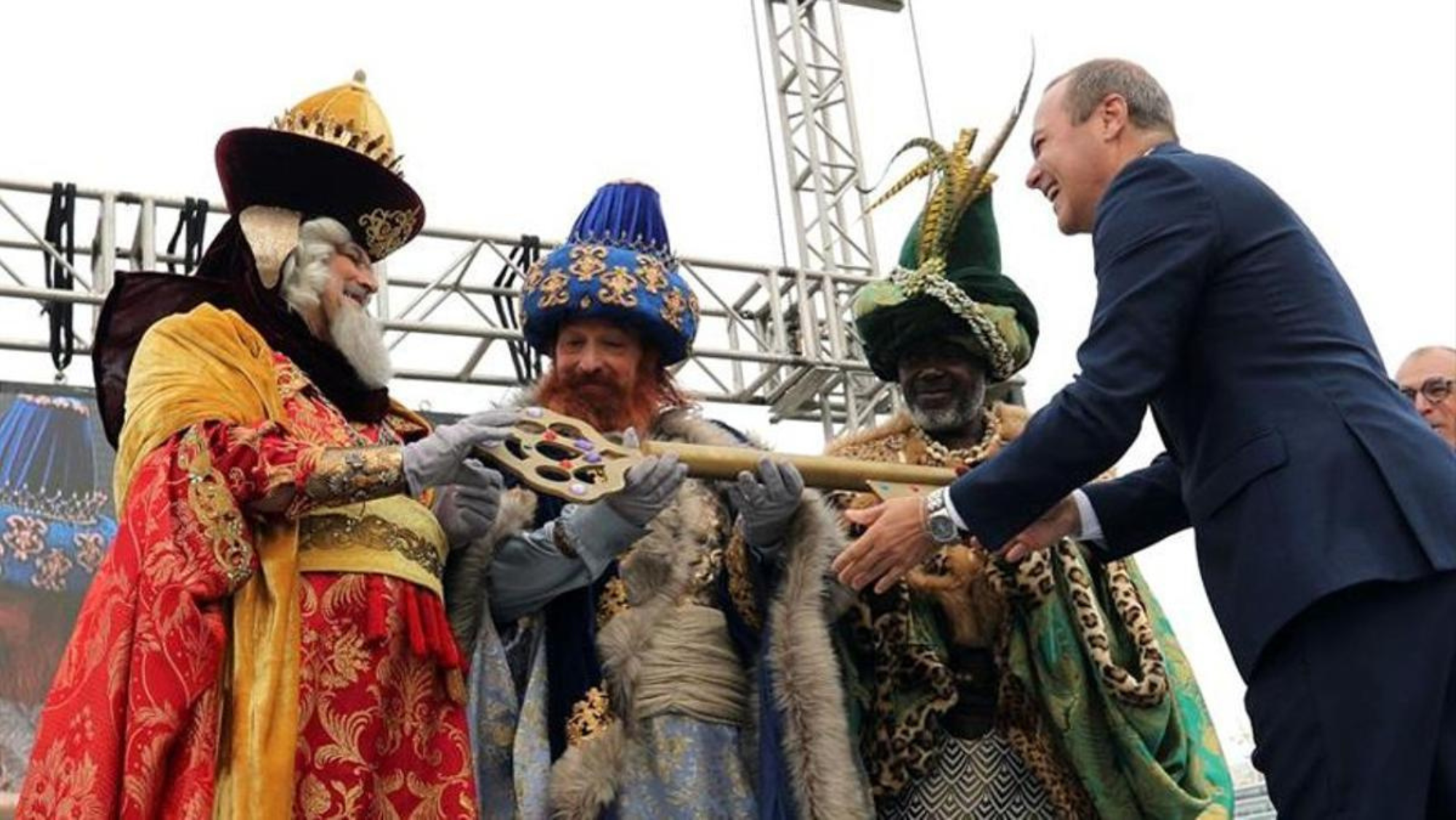 Entrega de la llave de la ciudad de Las Palmas de Gran Canaria a los Reyes Magos. /Efe