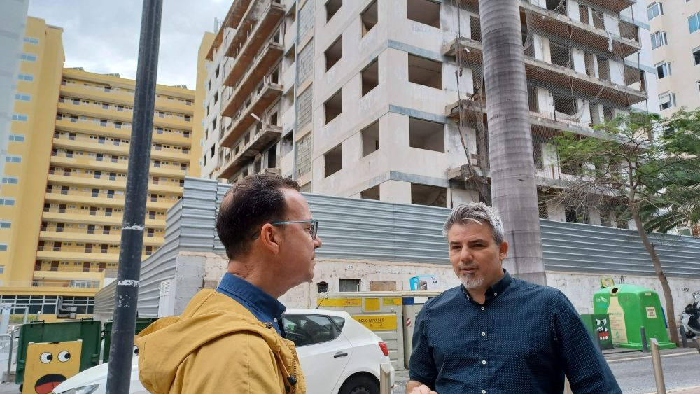 David Hernández (derecha), concejal de Ciudad Sostenible de Puerto de la Cruz, frente al edificio IDERS./ Cedida