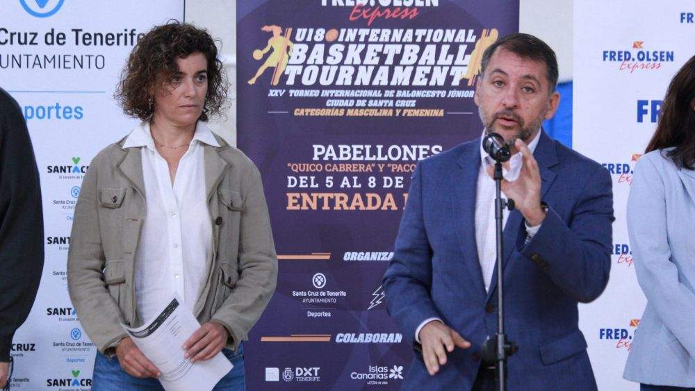 José Manuel Bermúdez (derecha), alcalde de Santa Cruz, junto a la concejal de Deportes, Alicia Cebrián, en la inauguración del Torneo U-18 Internacional Fred.Olsen Express./ Álvaro Oliver (AH)