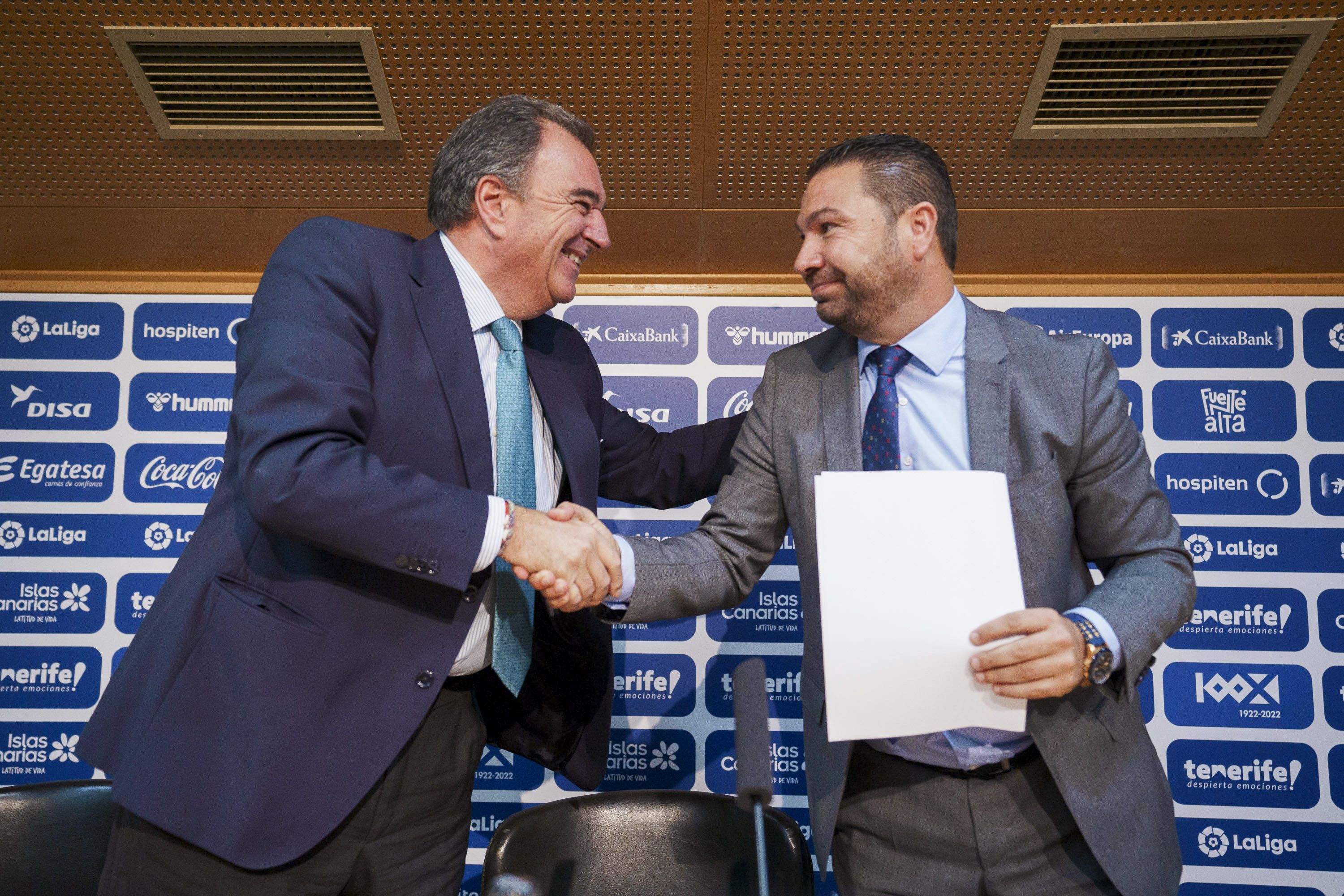 Santiago Pozas y Juan Carlos Cordero se estrechan la mano en la comparecencia de despedida del director deportivo./ EFE.