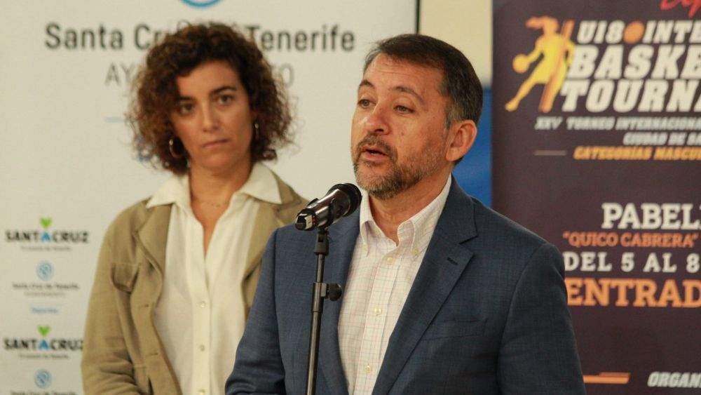 En el micrófono, el alcalde de Santa Cruz, José Manuel Bermúdez, presentando el torneo. Tras él, la concejal de Deportes, Alicia Cebrián./ Álvaro Oliver (AH)