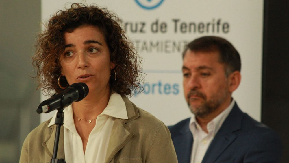 Alicia Cebrián, concejal de Deportes de Santa Cruz, presenta el torneo. Tras ella, el alcalde José Manuel Bermúdez./ Álvaro Oliver (AH)