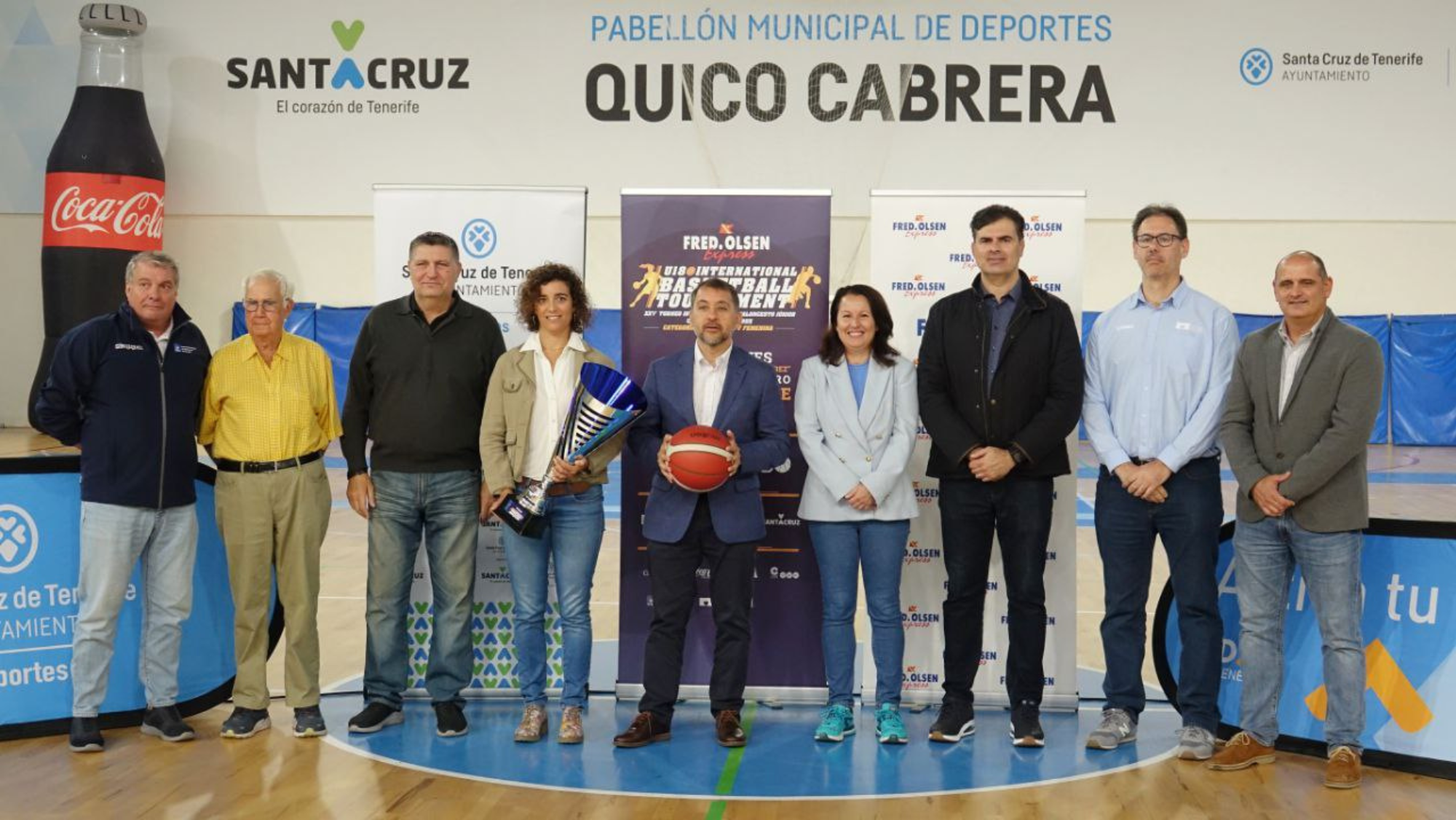 Presentación del Torneo U-18 Internacional Fred.Olsen Express. En el centro, con el balón y la copa, José Manuel Bermúdez, alcalde de Santa Cruz y Alicia Cebrián, concejal de Deportes;/ Cedida