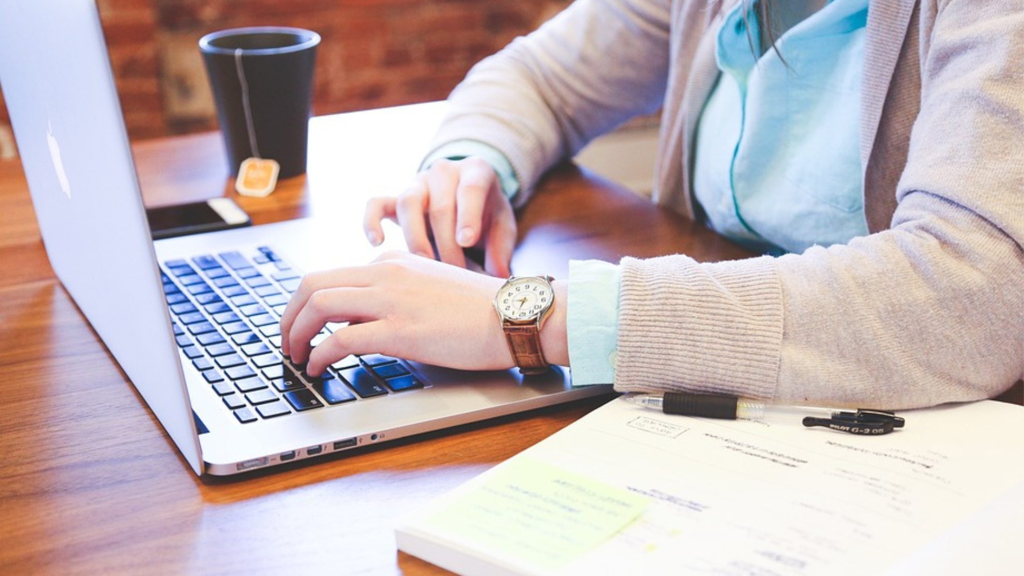 Persona trabajando en una oficina. / Pixabay