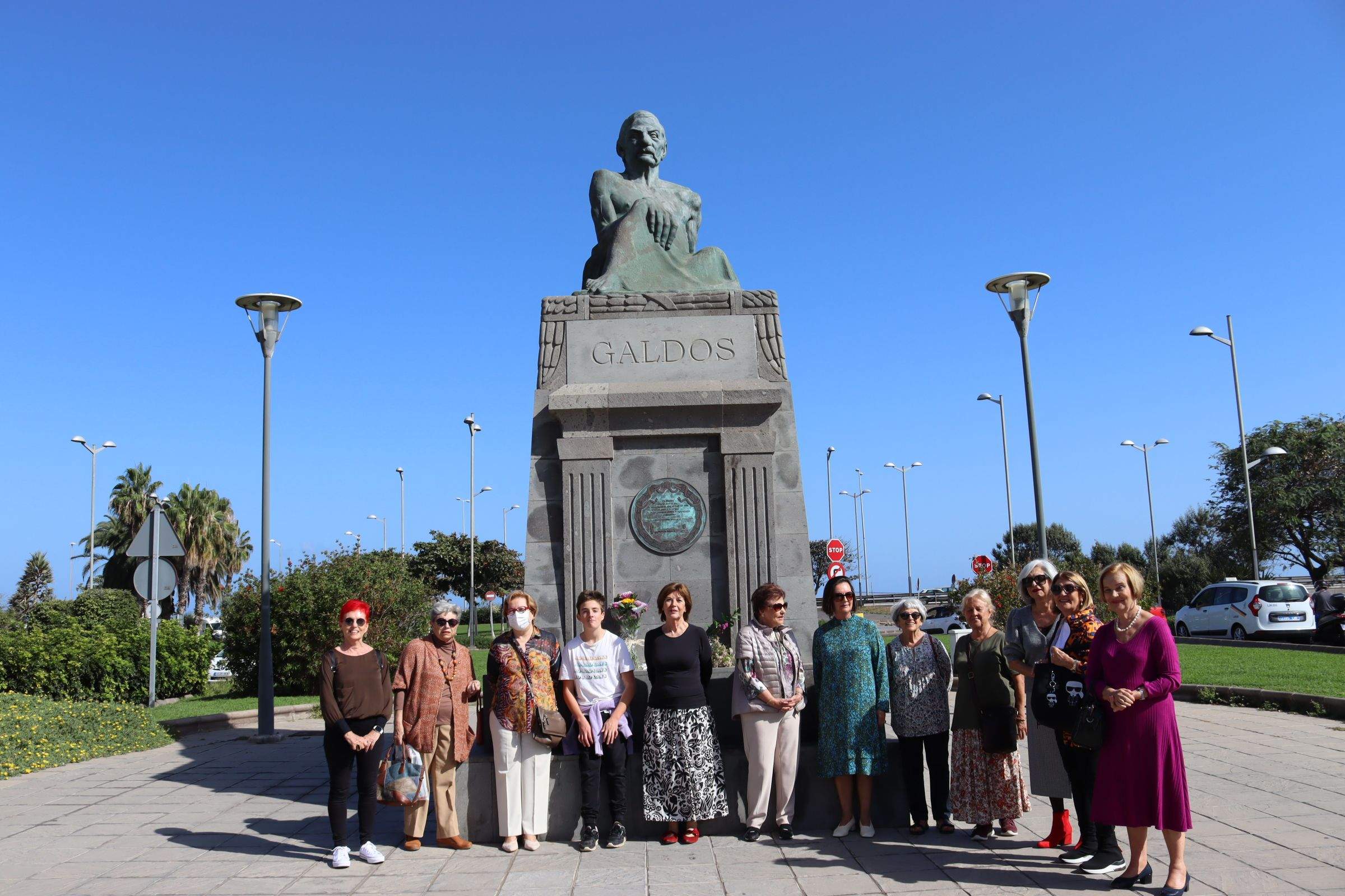 Algunas de las personas que asistieron a la ofrenda floral ante la estatua de Galdós. / AH