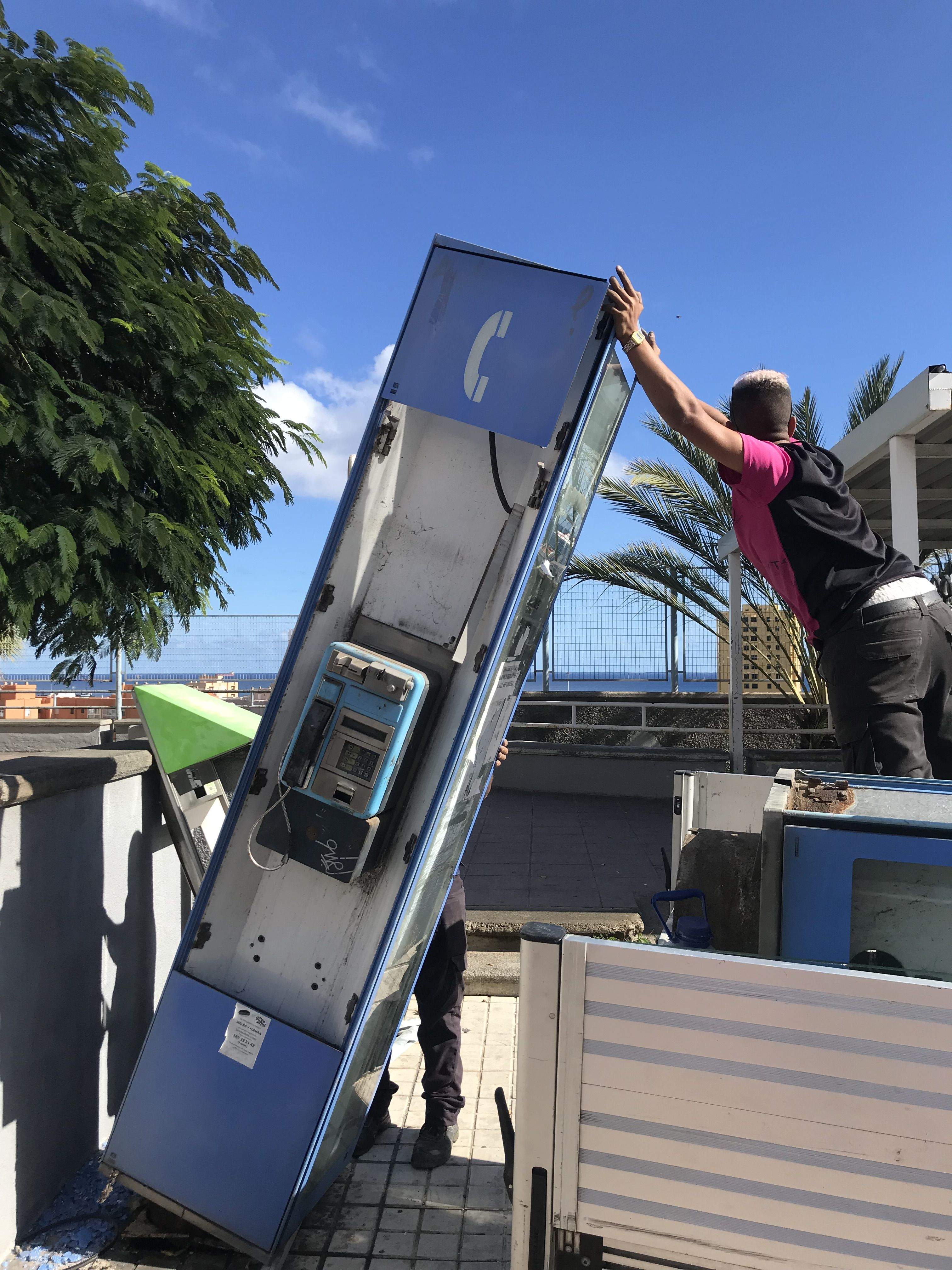 Retirada de la cabina telefónica situada junto a la Casa Amarilla, en el Paseo de San José de Las Palmas de Gran Canaria.