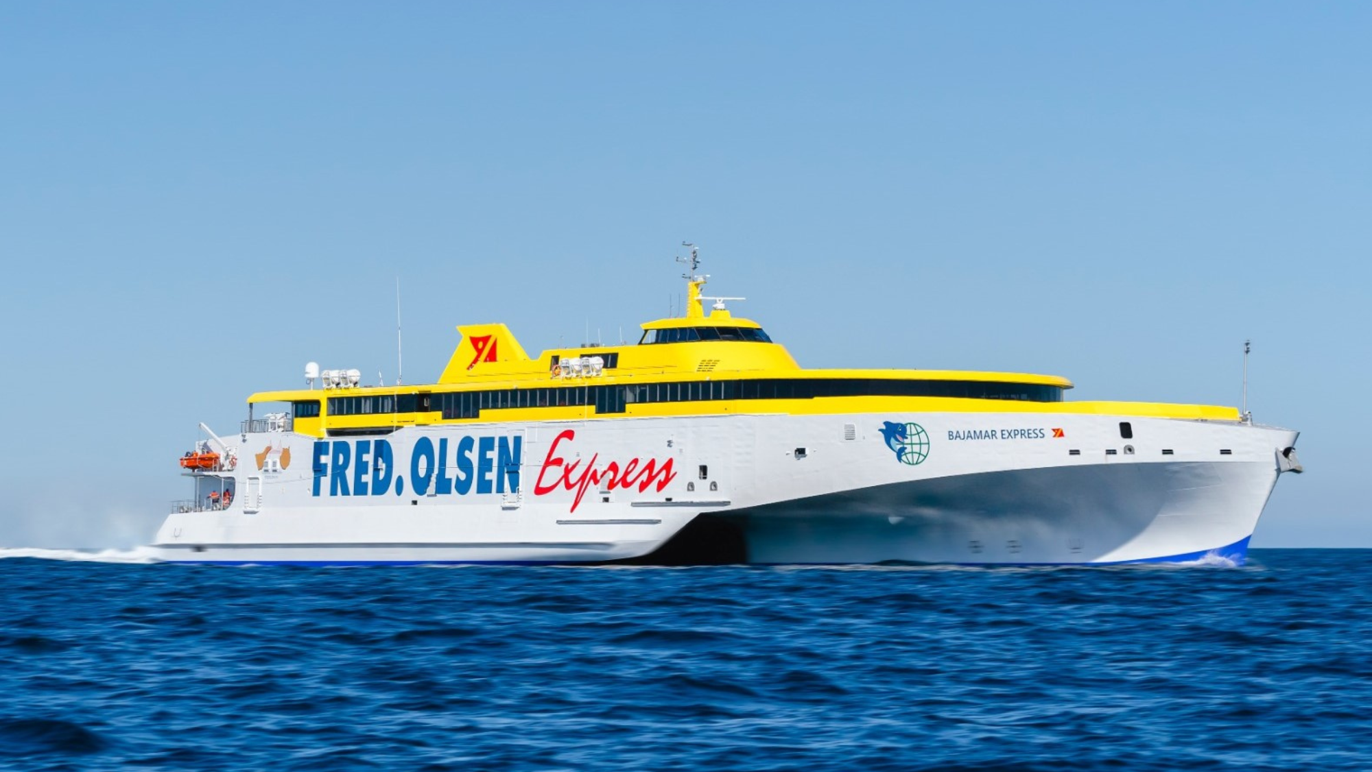 Fred Olsen, actor clave del transporte marítimo con hoteles, restaurantes y actividad inmobiliaria. En la imagen, uno de los fast ferry de la naviera. / FRED.OLSEN