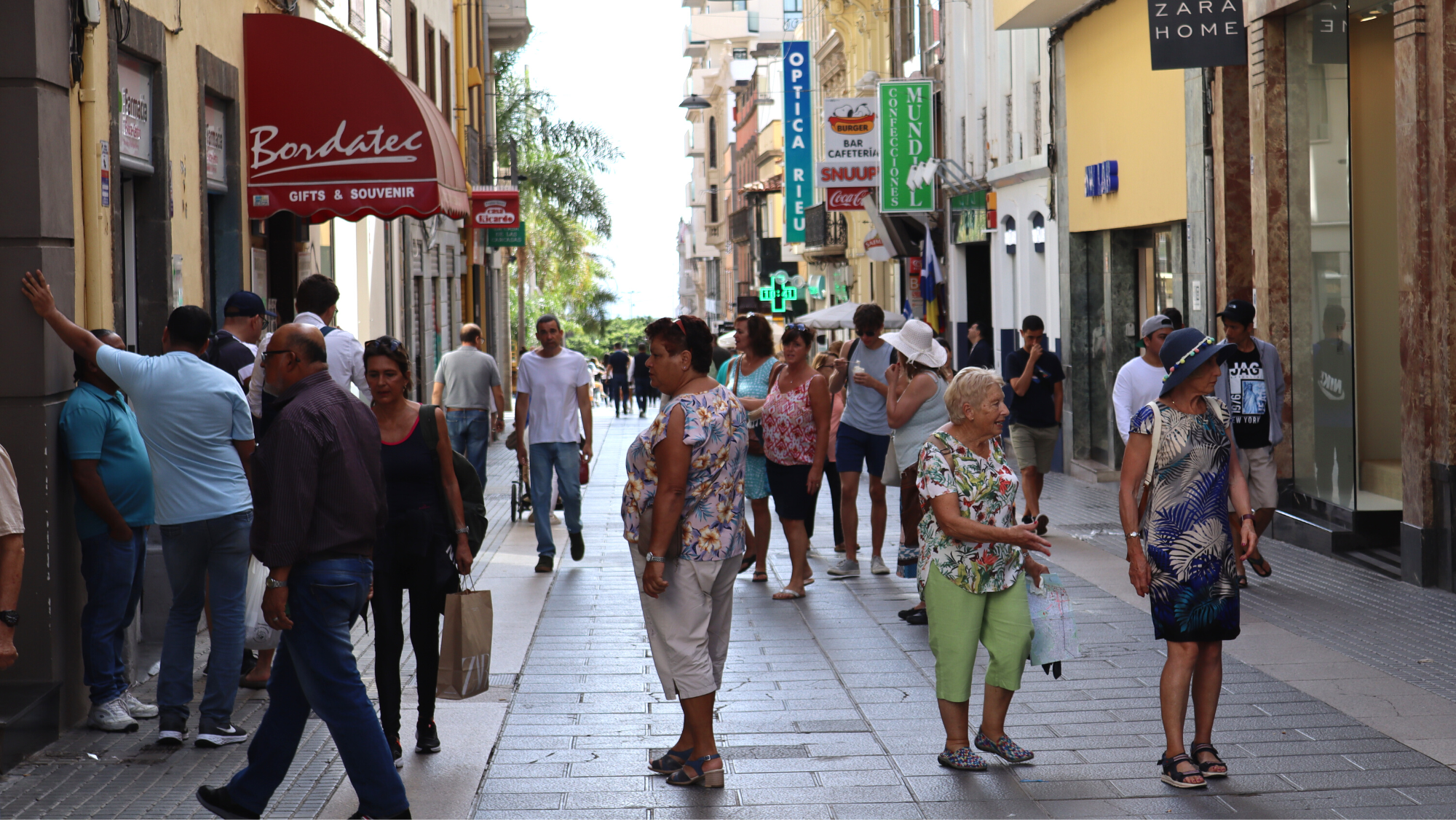 Grupo de personas pasea por una zona comercial en Tenerife (Canarias). / Atlántico Hoy
