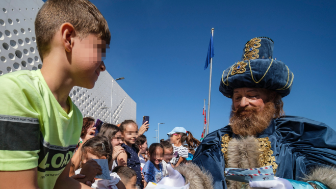 Los niños ilusionados con la llegada de los Reyes Magos a la capital de Gran Canaria. EFE.Ángel Medina G Los niños ilusionados con la llegada de los Reyes Magos a la capital de Gran Canaria. EFE.Ángel Medina G
