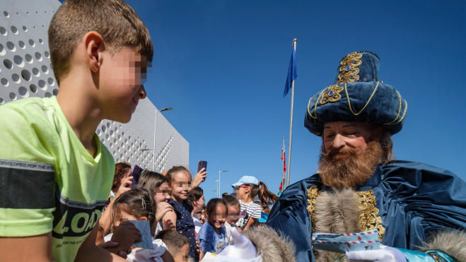 Los niños ilusionados con la llegada de los Reyes Magos a la capital de Gran Canaria. EFE.Ángel Medina G