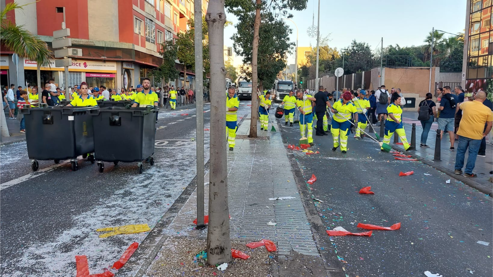 Servicios de limpieza de Las Palmas de Gran Canaria en la mañana de Reyes. / Ayuntamiento de Las Palmas de Gran Canaria