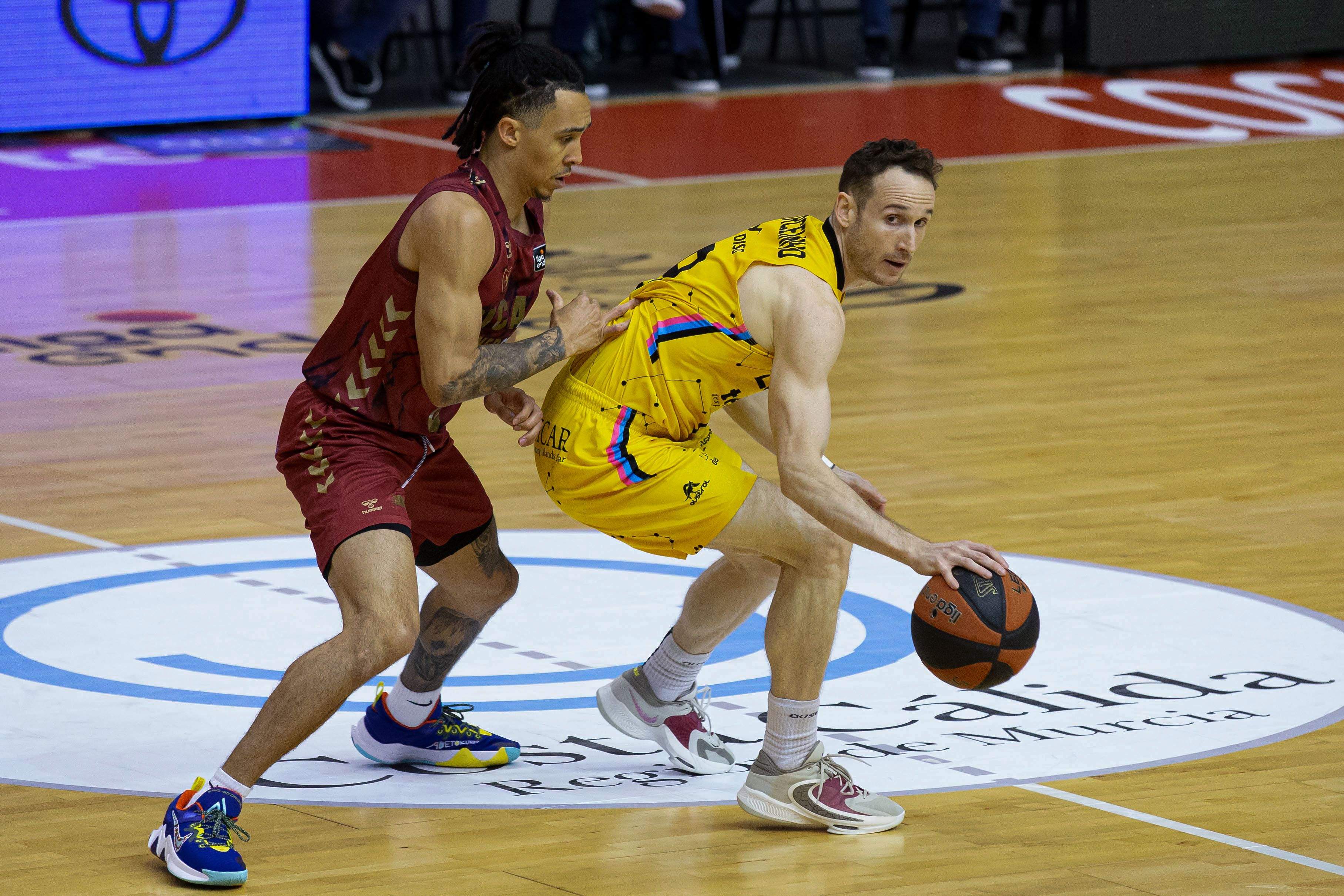 Marcelinho fue el máximo anotador del partido pero su actuación no pudo evitar la derrota del Canarias por más de 20 puntos ante UCAM Murcia./ EFE.