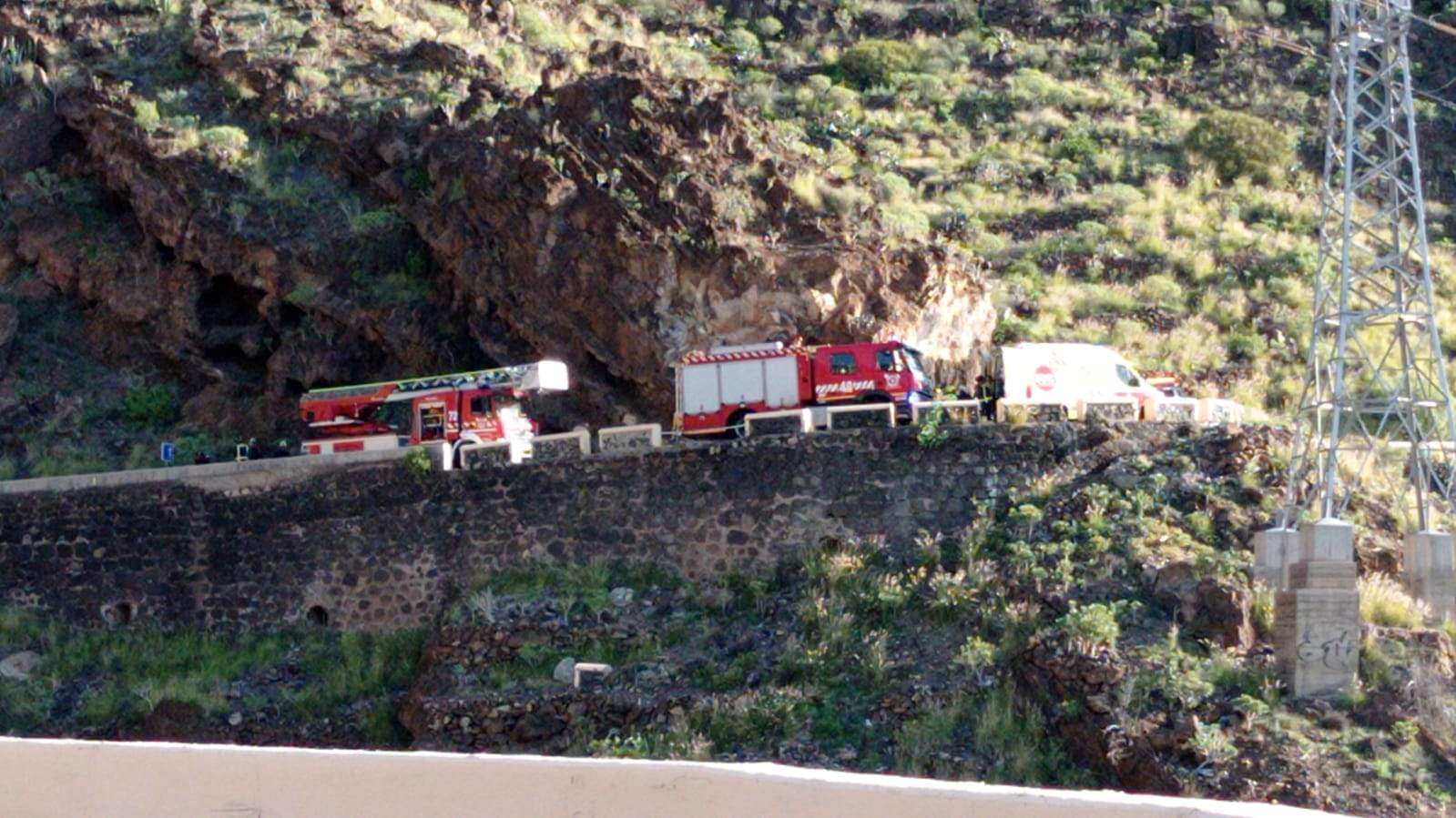Dos camiones de bomberos y una ambulancia del SUC rescatando al ciclista en Candelaria./ Cedida