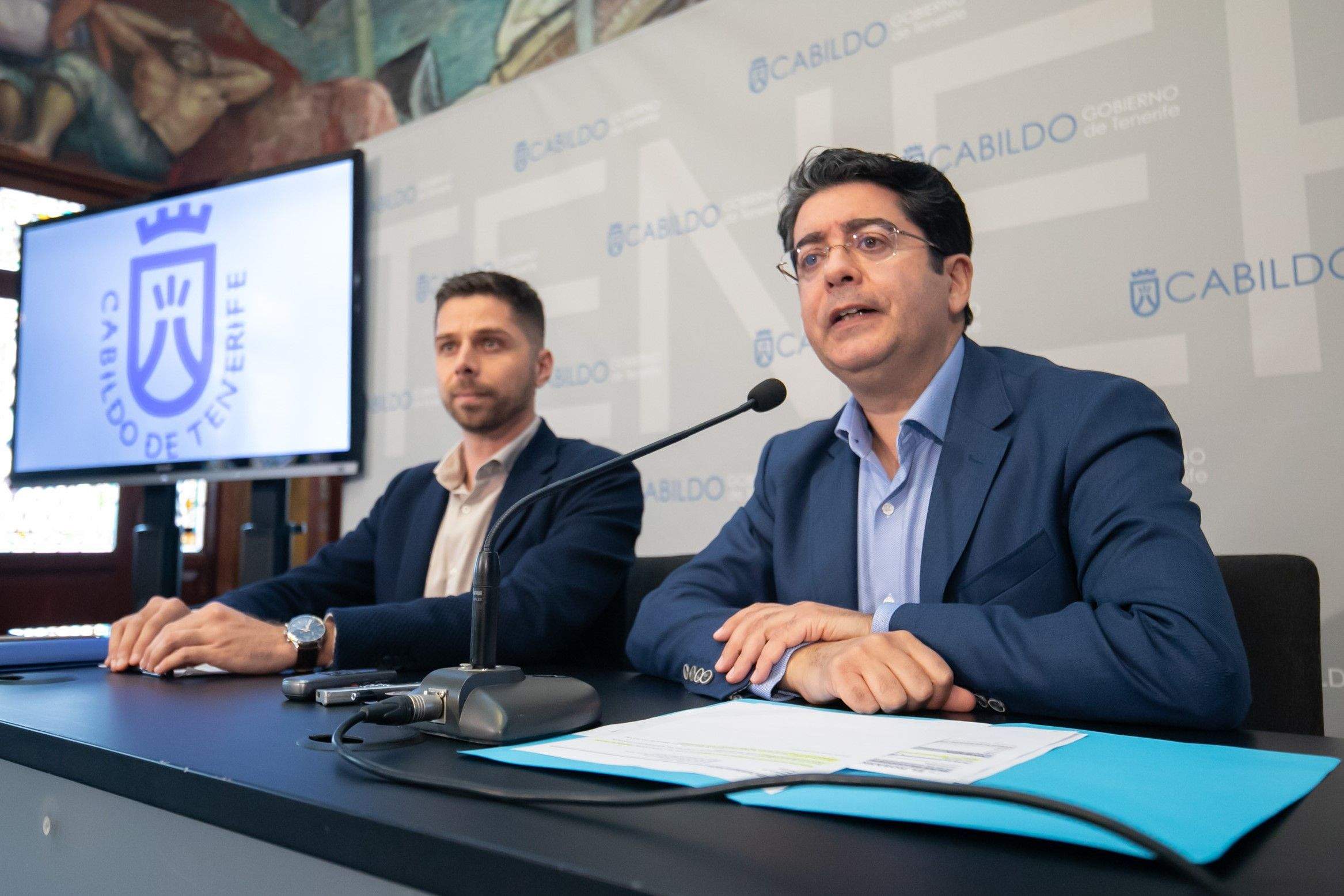 Pedro Martín, presidente del Cabildo de Tenerife (derecha), y Javier Rodríguez Medina, consejero de Desarrollo Sostenible./ Cedida