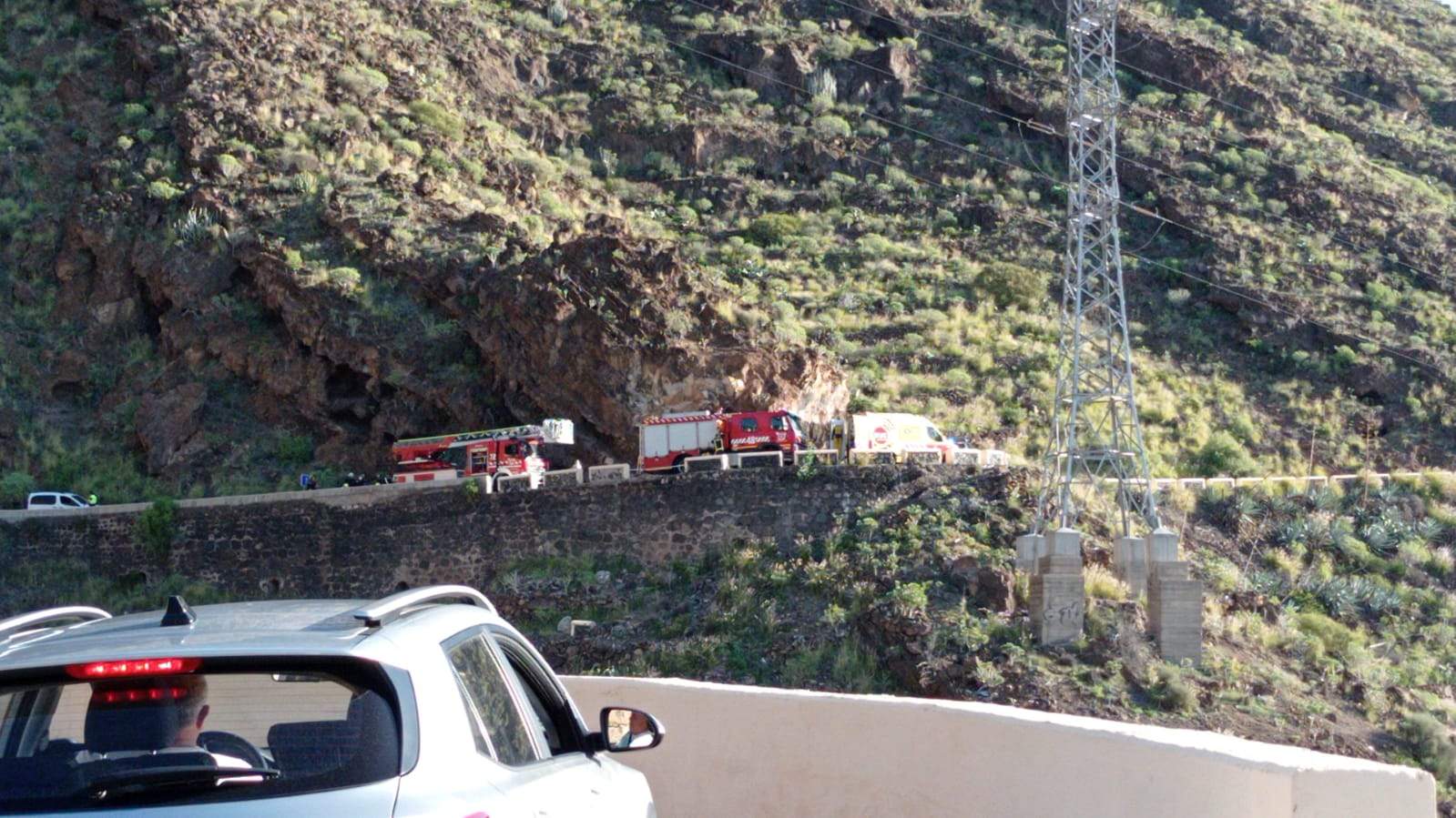 Dos camiones de bomberos y una ambulancia rescatando a un ciclista en Candelaria./ Cedida