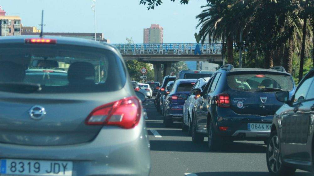 Accesos a Santa Cruz por la TF-5 colapsados el primer día de rebajas./ Álvaro Oliver (AH) Accesos a Santa Cruz por la TF-5 colapsados el primer día de rebajas./ Álvaro Oliver (AH)