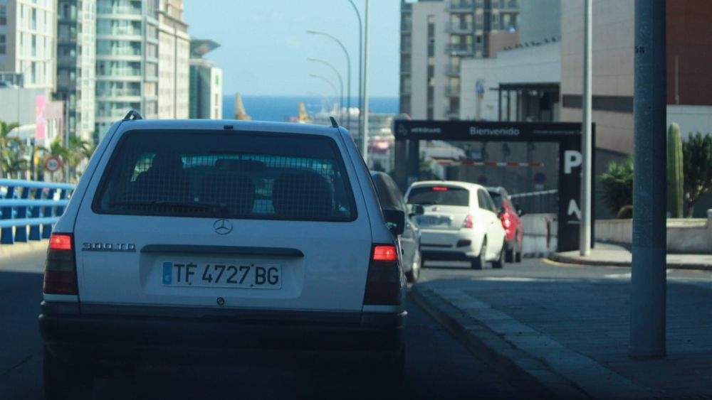 Avenida Álvaro Rodríguez López de Santa Cruz, atascada por coches entrando a los aparcamientos subterráneos de las zonas comerciales./ Álvaro Oliver (AH) Avenida Álvaro Rodríguez López de Santa Cruz, atascada por coches entrando a los aparcamientos subterráneos de las zonas comerciales./ Álvaro Oliver (AH)