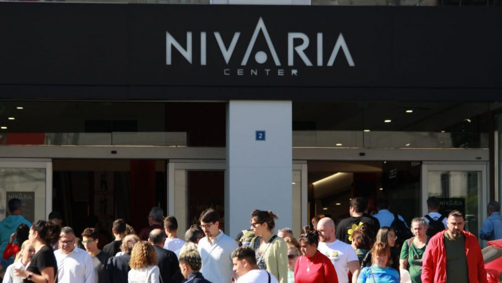 Entrada muy concurrida del centro comercial Nivaria, en Santa Cruz de Tenerife./ Álvaro Oliver (AH)