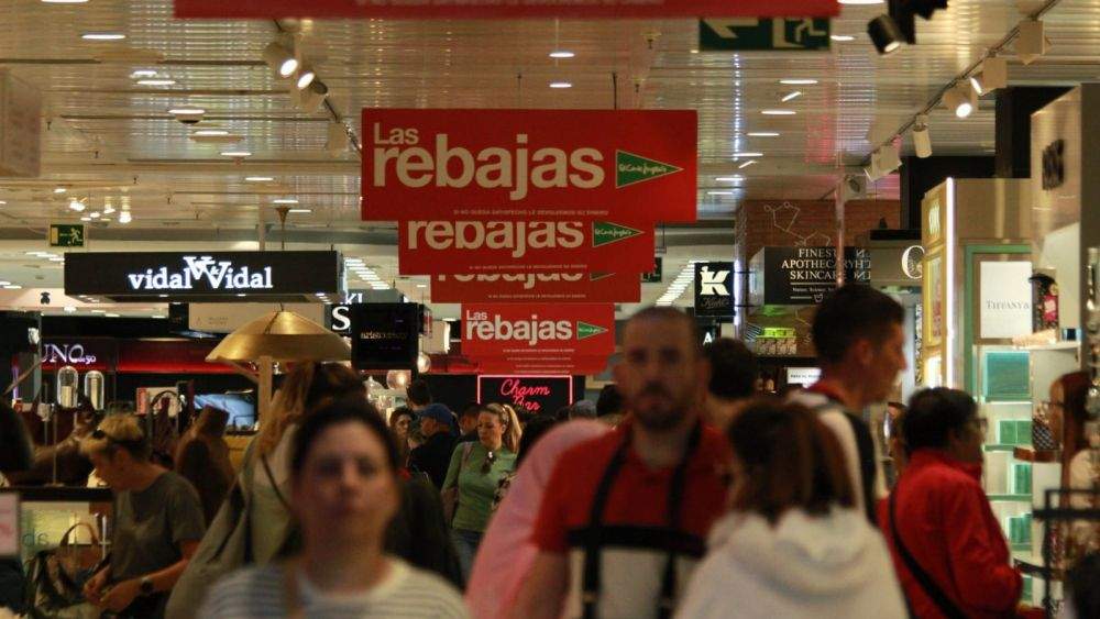Pasillos de El Corte Inglés, en Santa Cruz de Tenerife, durante las rebajas./ Álvaro Oliver (AH) Pasillos de El Corte Inglés, en Santa Cruz de Tenerife, durante las rebajas./ Álvaro Oliver (AH)