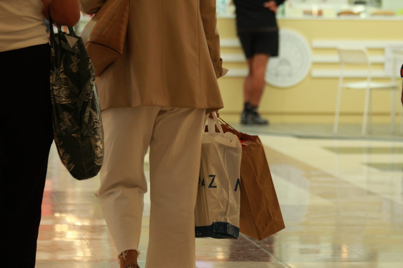 Una mujer porta sus compras de las rebajas en una bolsa en el centro comercial Meridiano, en Santa Cruz de Tenerife./ Álvaro Oliver (AH)