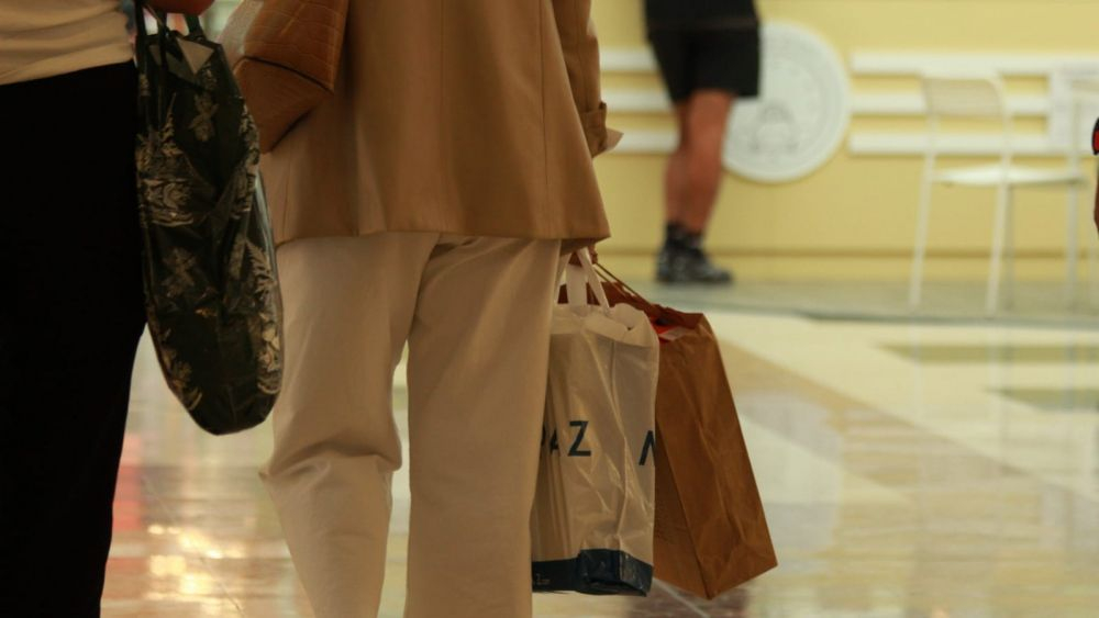 Una mujer porta sus compras de las rebajas en una bolsa en el centro comercial Meridiano, en Santa Cruz de Tenerife./ Álvaro Oliver (AH)