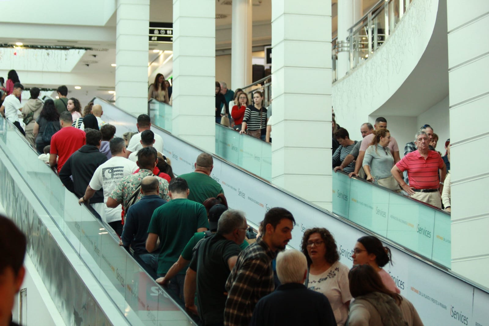 Escaleras mecánicas del centro comercial Meridiano de Santa Cruz de Tenerife, abarrotadas por las rebajas./ Álvaro Oliver (AH)