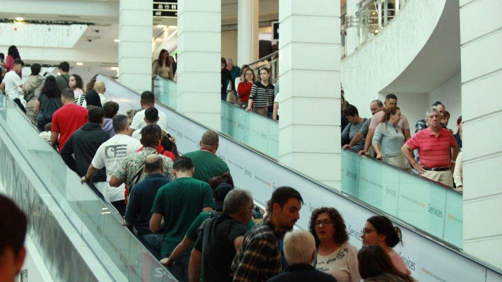 Escaleras mecánicas del centro comercial Meridiano de Santa Cruz de Tenerife, abarrotadas por las rebajas./ Álvaro Oliver (AH) Escaleras mecánicas del centro comercial Meridiano de Santa Cruz de Tenerife, abarrotadas por las rebajas./ Álvaro Oliver (AH)