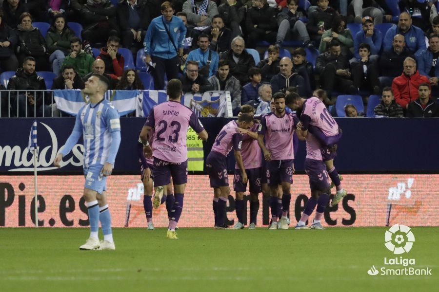 Los jugadores del CD Tenerife celebran el gol de Shashoua en La Rosaleda en el empate 1-1 ante el Málaga./ LaLiga.