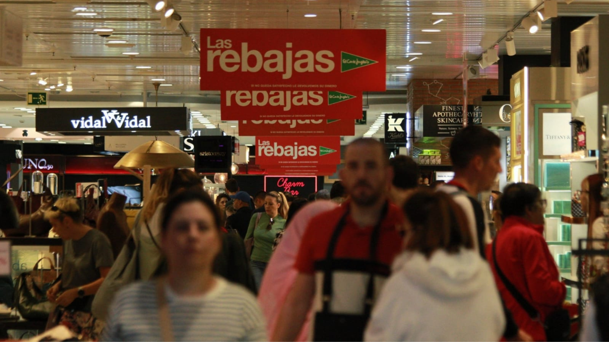 Pasillo de El Corte Inglés (Santa Cruz de Tenerife) con carteles de rebajas./ Álvaro Oliver (AH)