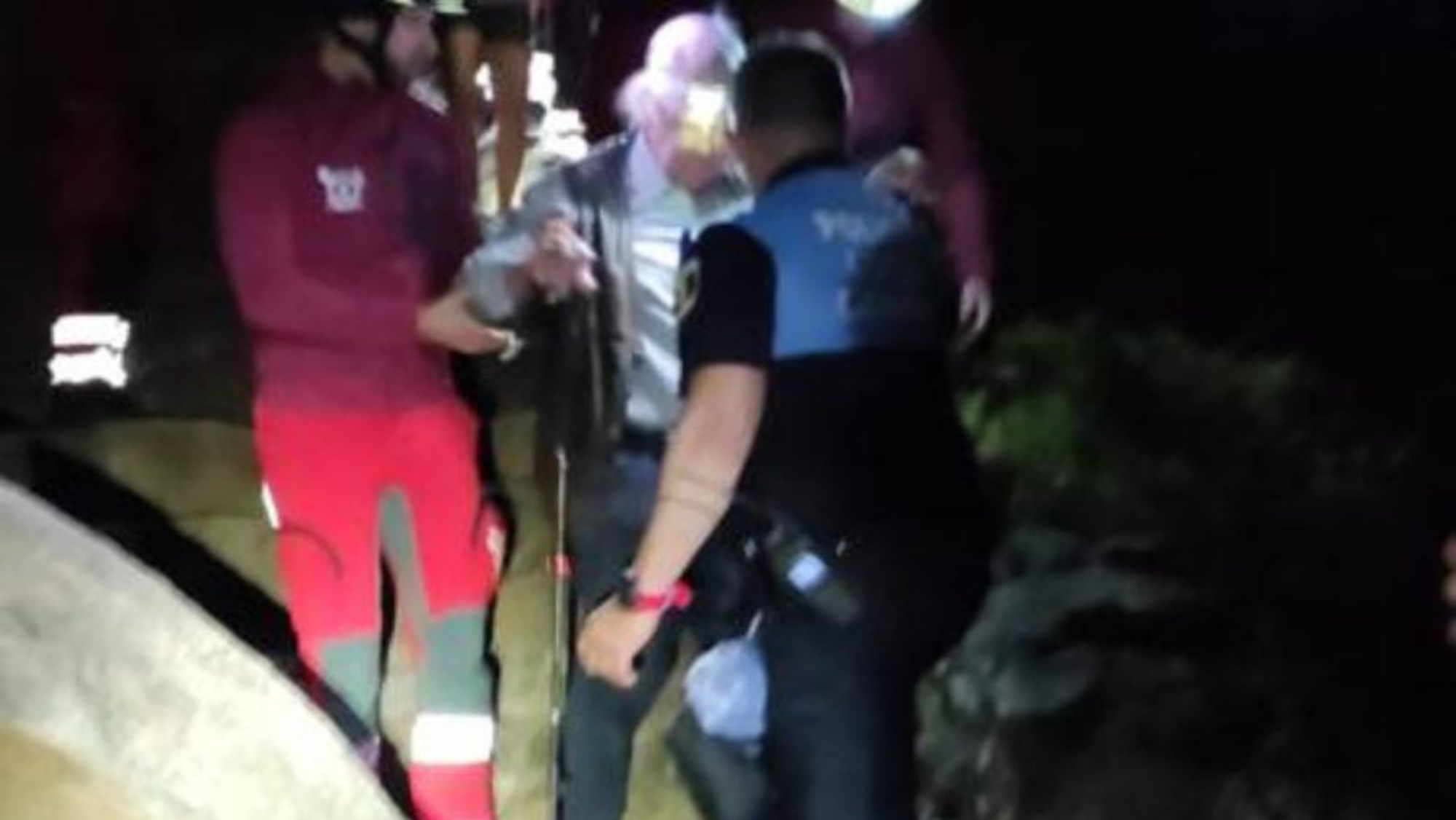 Los bomberos y la Policía Local de La Laguna ayudan al senderista de 86 años que necesitó ser rescatado del barranco de Chinamada./ Policía Local La Laguna