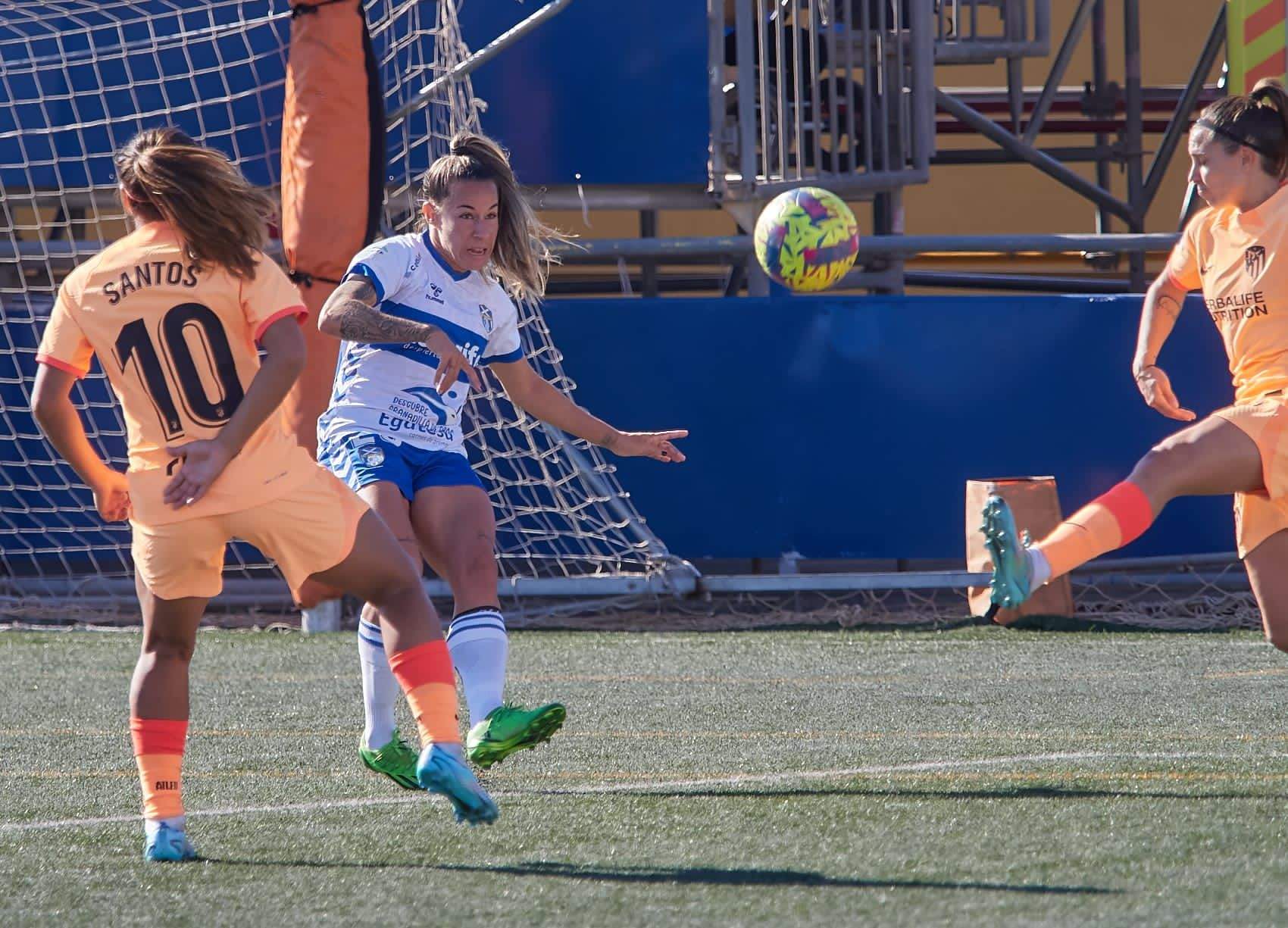 Pisco sirvió una precisa asistencia a Mari Jose en el gol que supuso el 1-1 del Granadilla ante el Atlético de Madrid./ Twitter UDG Tenerife.
