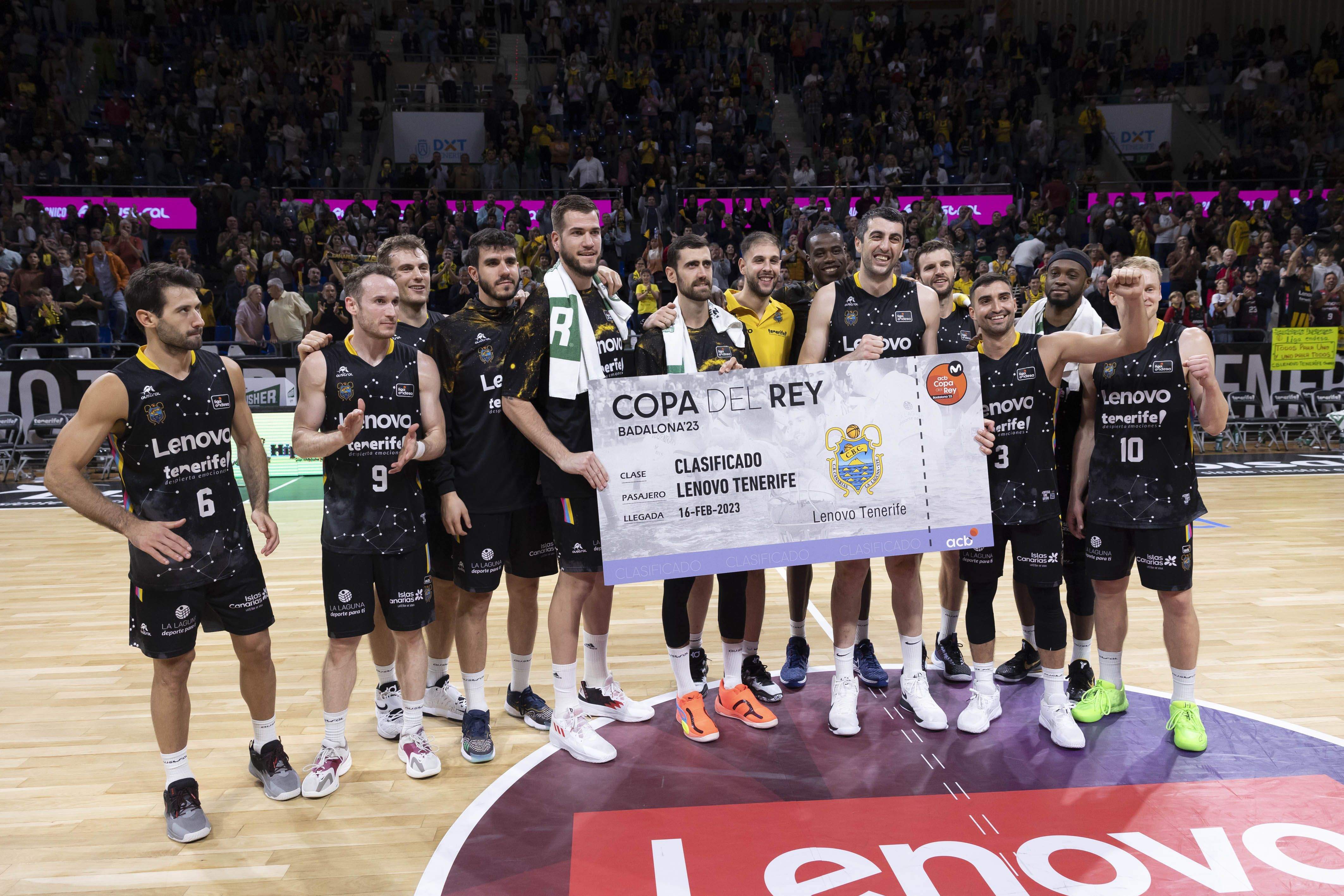 Los jugadores del CB Canarias ofrecen al Santiago Martín el billete para la Copa del Rey 2023 que se disputará en Badalona a finales de febrero./ EFE.