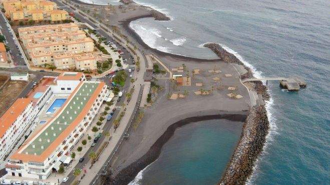Playa de Punta Larga, en Candelaria, con el muelle a la derecha. / Inspain.org Playa de Punta Larga, en Candelaria, con el muelle a la derecha. / Inspain.org
