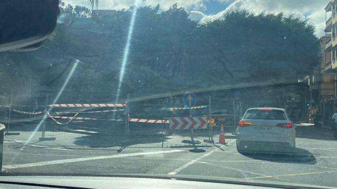 Un usuario de la rambla pasa por la zona de los trabajos en la rambla. / AH