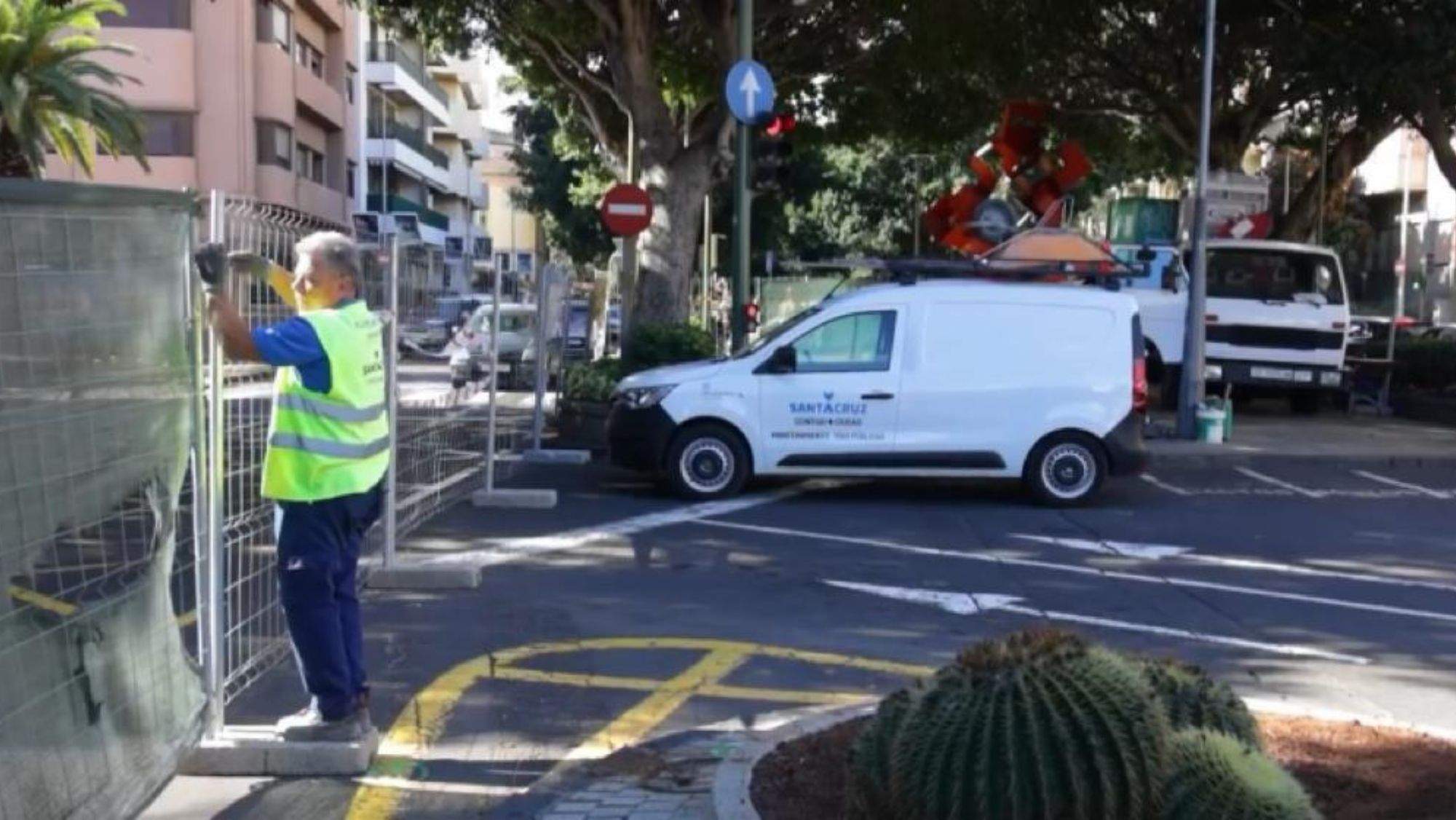 Un operario cierra el acceso a la confluencia entre la rambla y la avenida 25 de julio. / Ayuntamiento de Santa Cruz