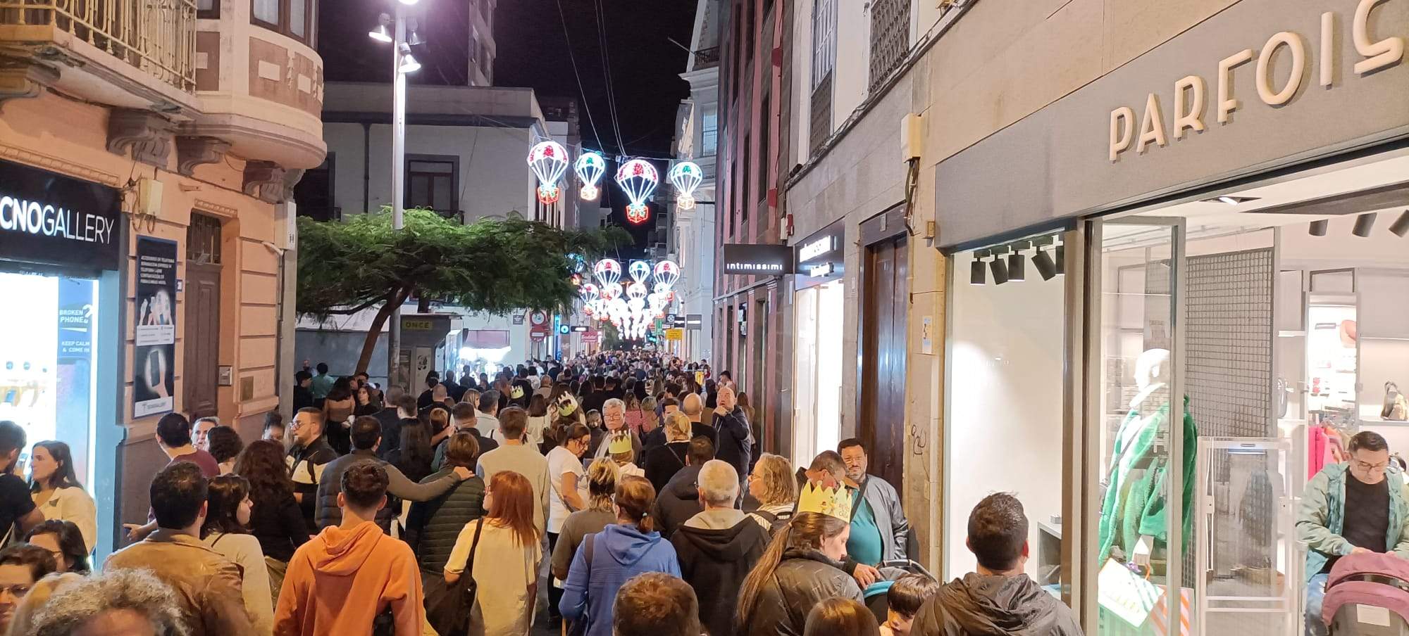 Personas comprando en comercios de la Calle del Castillo de Santa Cruz de Tenerife (Canarias) en la época de Navidad. / Ayuntamiento de Santa Cruz de Tenerife 