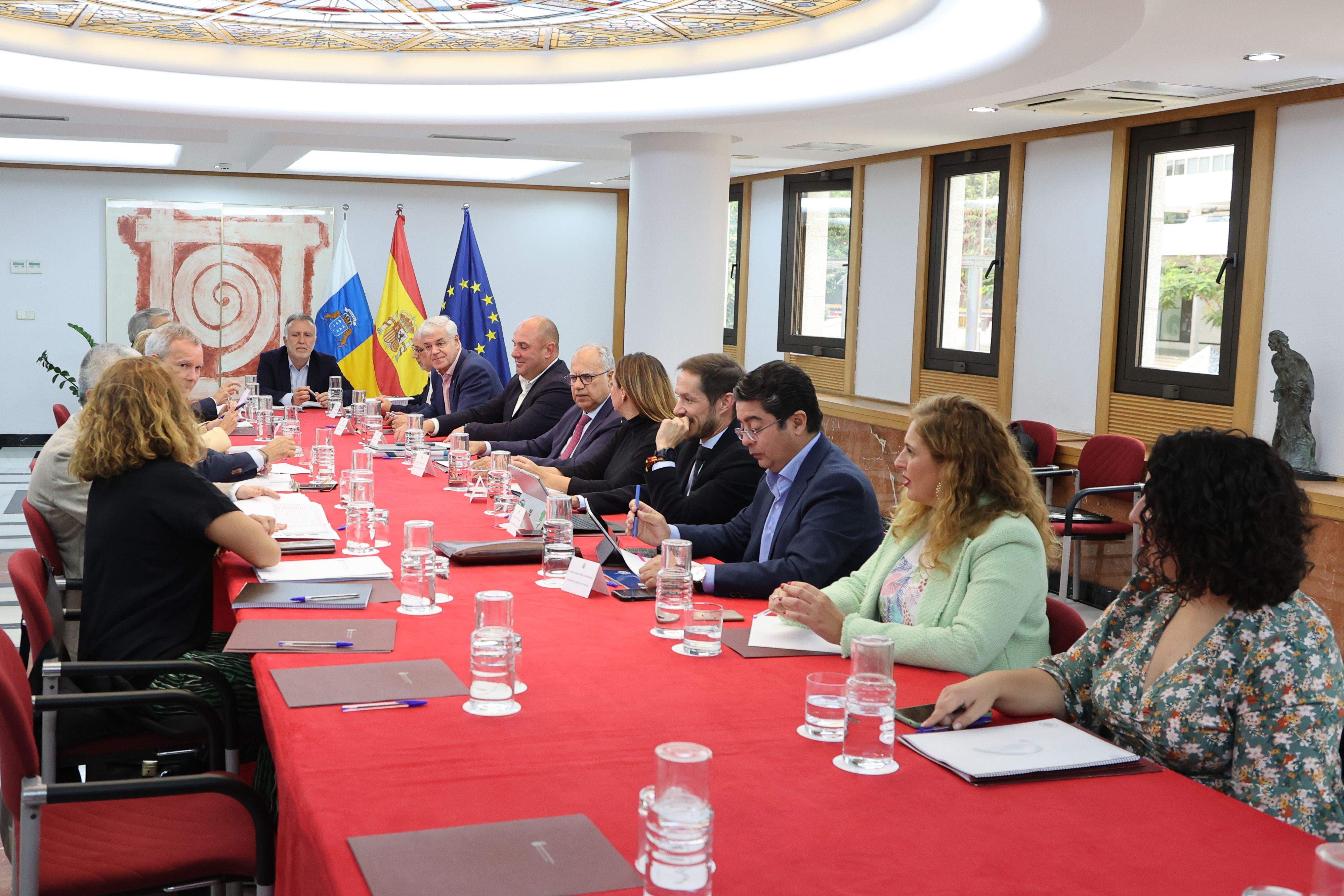 Imagen de la asamblea de la FECAI celebrada este martes en Las Palmas de Gran Canaria con presencia del presidente del Gobierno, Ángel Víctor Torres. / Gobierno de Canarias