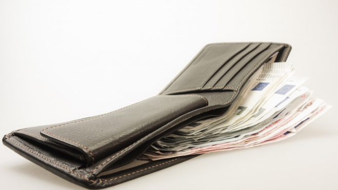 Una cartera con dinero. / Pixabay