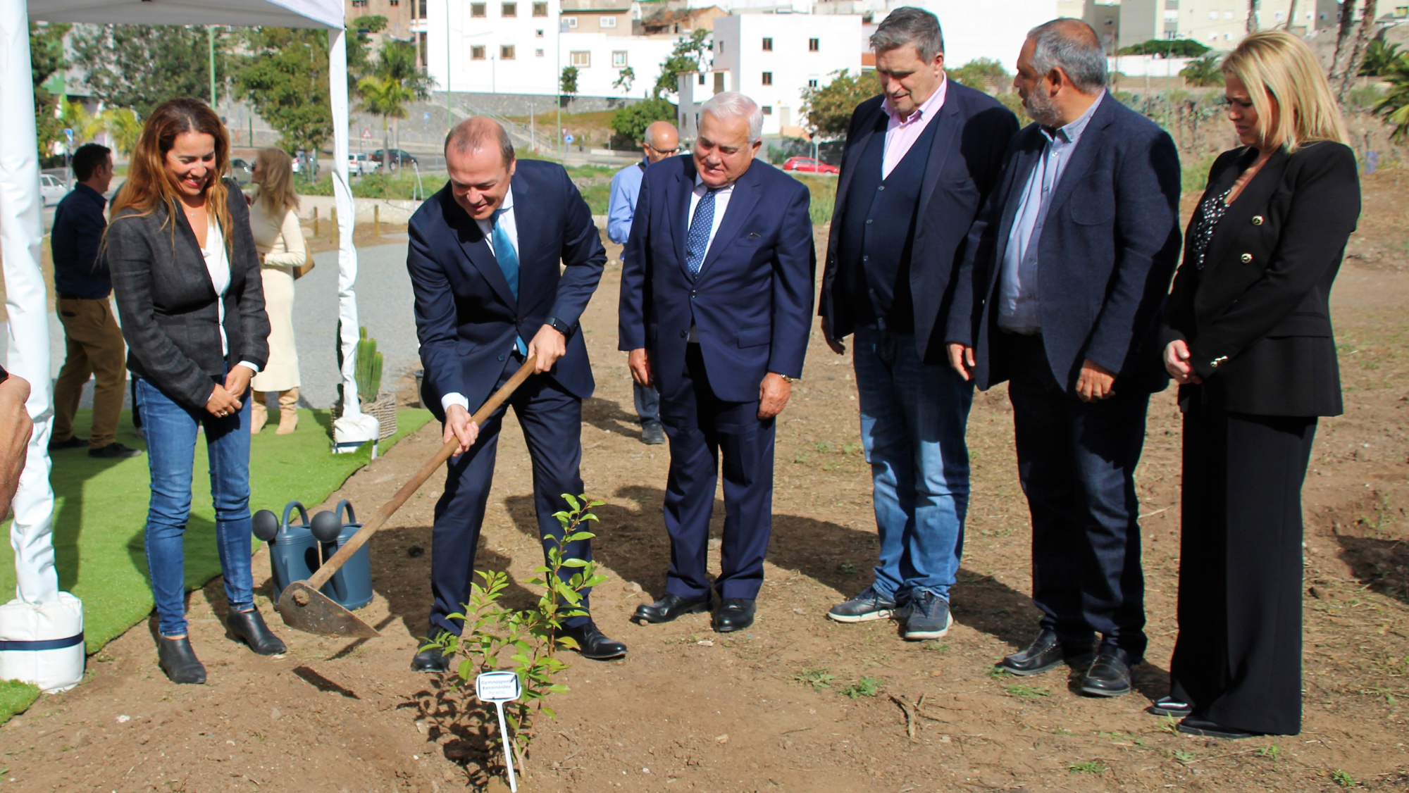 Augusto Hidalgo plantando uno de los árboles. / Ayuntamiento de Las Palmas de Gran Canaria