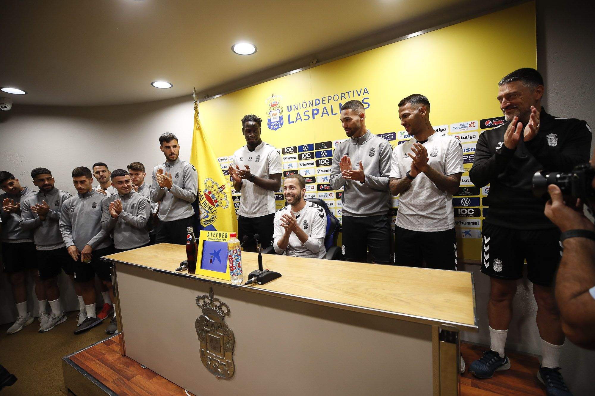 Arropado por sus compañeros, Kirian compareció para anunciar que se incorpora como uno más a las órdenes de García Pimienta si bien el técnico adelantó que no tendrá ninguna presión para reaparecer sobre el césped./ Twitter UDLP.