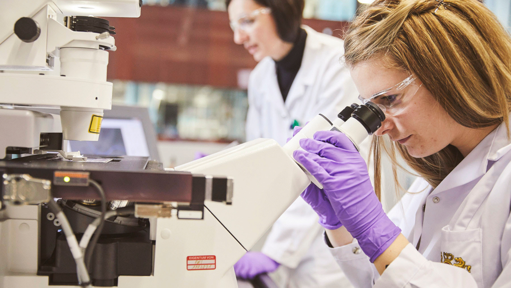 Mujer trabaja en un laboratorio. / Philipp Morris