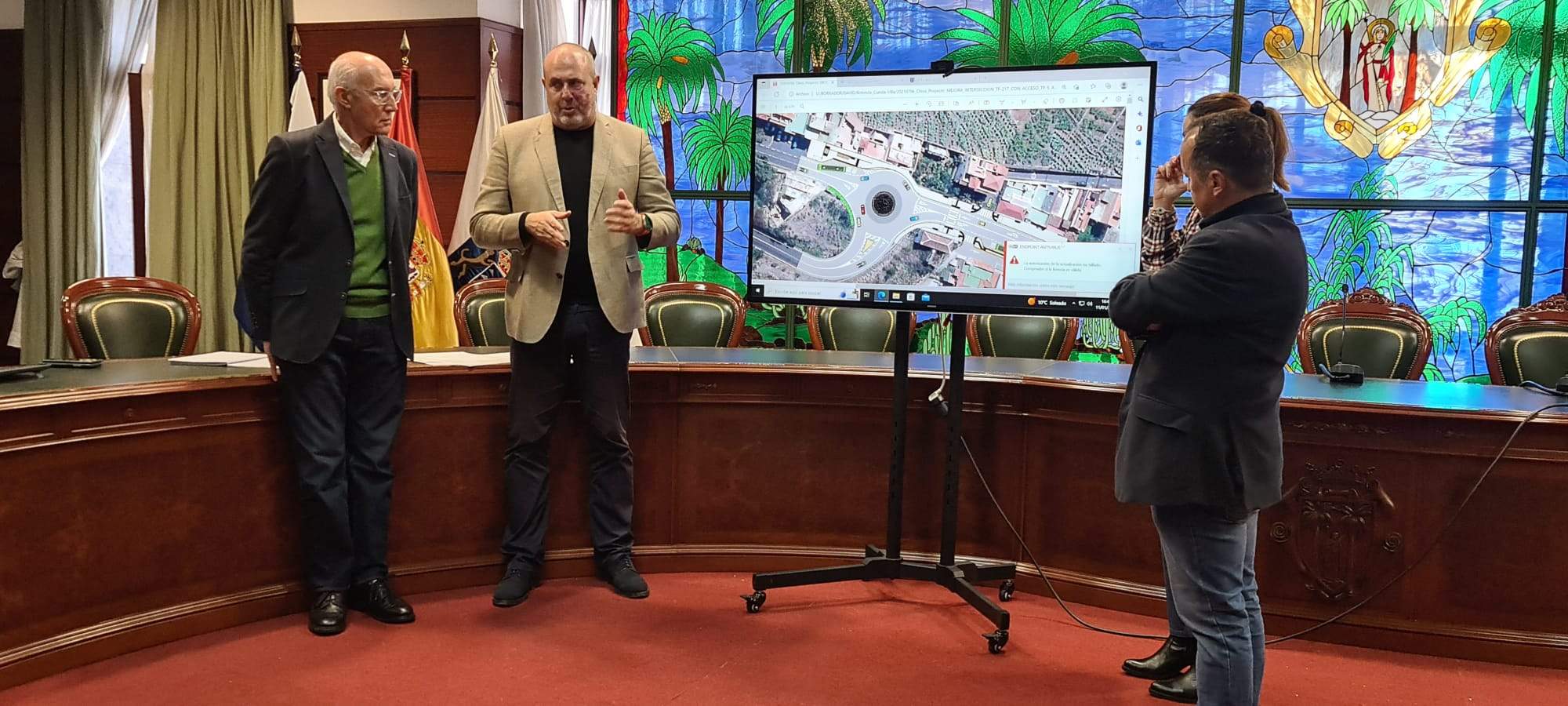 Foto de archivo del alcalde de Santa Úrsula, Juan Acosta (izq.) y el consejero de Carreteras, Enrique Arriaga (centro), muestran los planos de la rotonda de Cuesta de la Villa./ Cedida