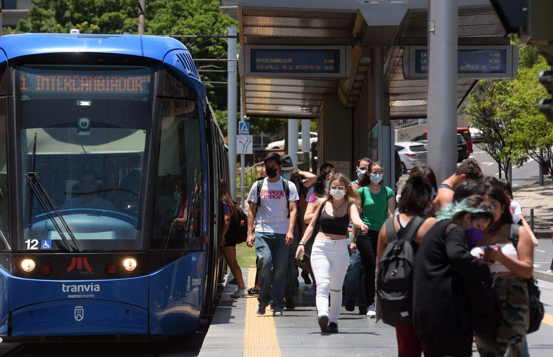 El tranvía de Tenerife en la parada de Cruz del Señor./ Cedida