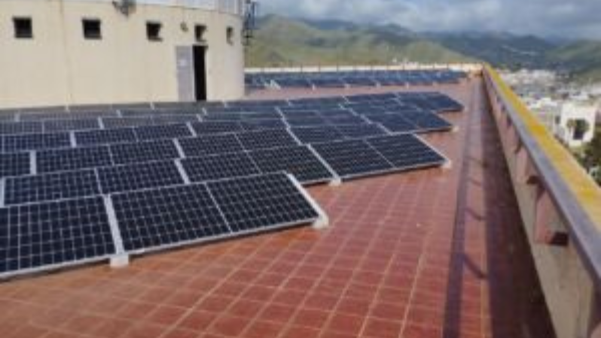 Placas fotovoltaicas en las cubiertas de la ULL./ Cedida