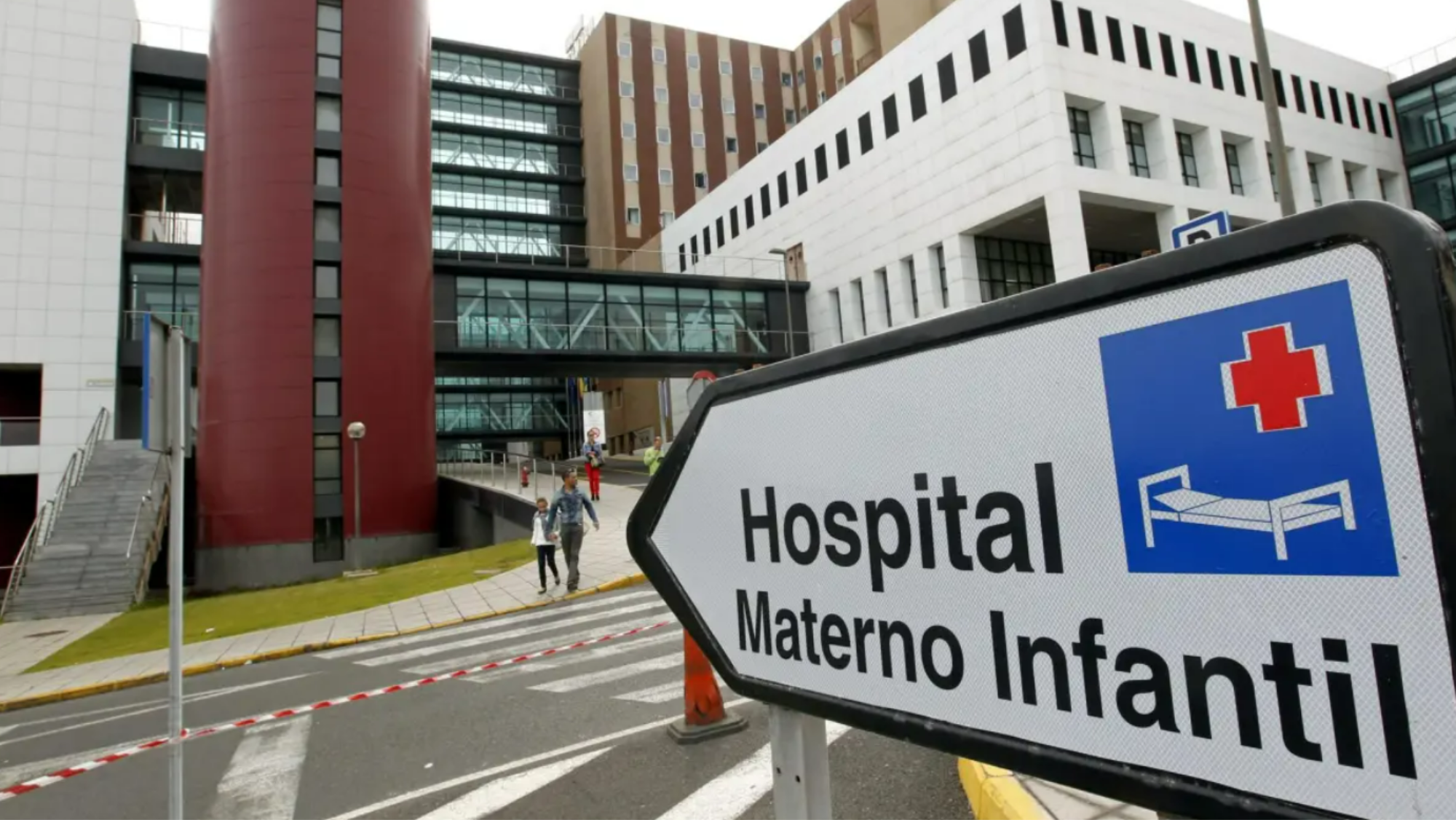 Entrada al Hospital Materno Infantil de Gran Canaria, cuya unidad de diabetes es cuestionada por los familiares de los menores en tratamiento. / EFE