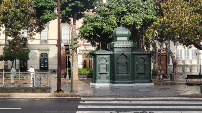 Semáforo estropeado en la plaza de Las Ranas este jueves. / Atlántico Hoy