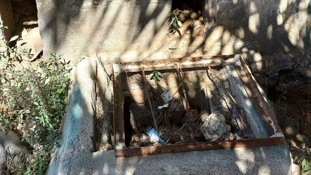 Una arqueta con hierros rotos y oxidados en el CEIP Granadilla de Abona./ Cedida