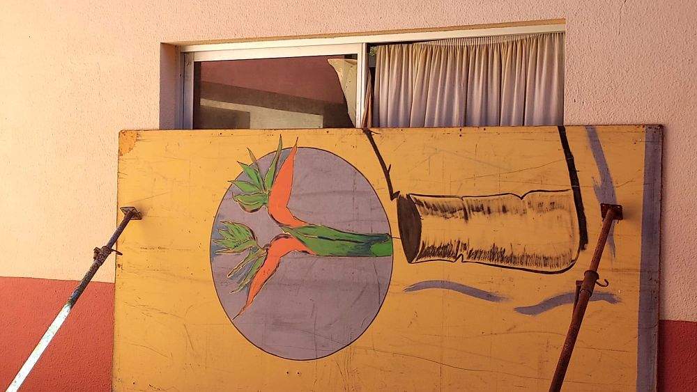 Entrada del gimnasio del CEIP Granadilla de Abona, tapiada con un tablón de madera./ Cedida